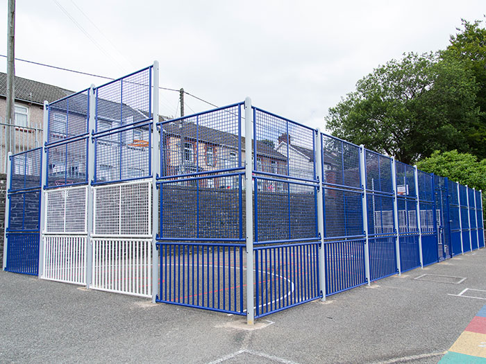 Multifunctionele speelruimte met blauwe en witte panelen in verschillende hoogtes 